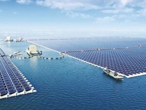 پنل های خورشیدی در یک سایت دریایی